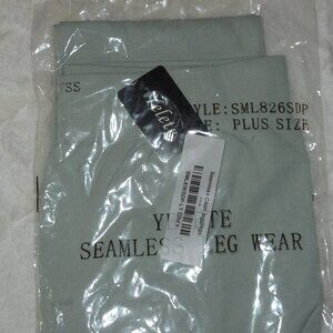 NWT Yelete Seamless Capri Leggings Light Grey Plus Size